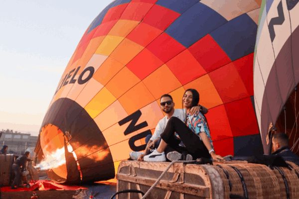 Couple enjoying a romantic hot air balloon flight over Teotihuacan